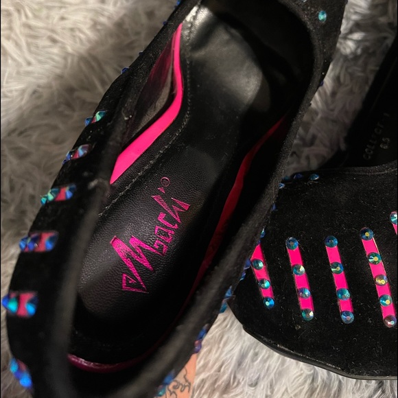 Black heels, pink accents size 8.5 - Picture 3 of 6